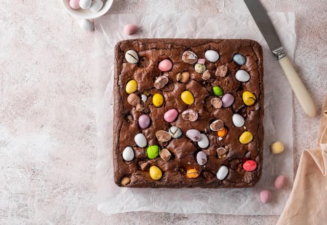 Succès garanti ! Voici notre recette pour faire un brownie de Pâques gourmand avec des oeufs en chocolat