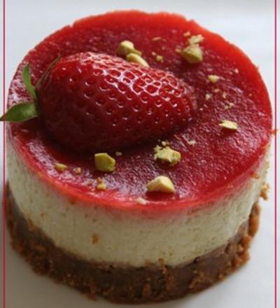 Mousse de rhubarbe sur croquant de spéculoos et sous miroir de fraises