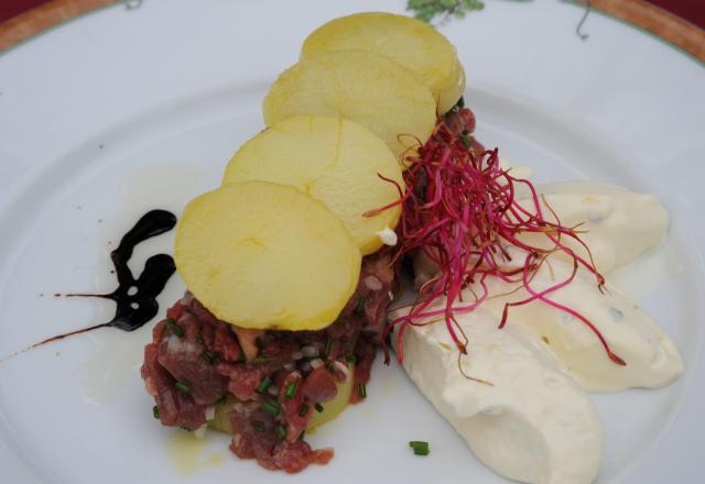 Tartare de bœuf Charolais, pommes de terre confites à l'huile de colza grillé, bavarois à la Fourme de Montbrison