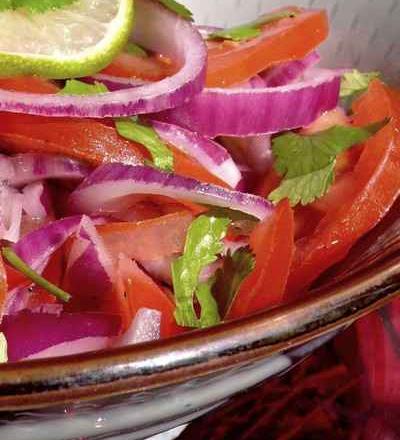 Salade indienne aux oignons rouges