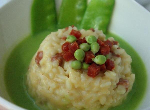 Risotto au chorizo et son velouté de pois gourmands