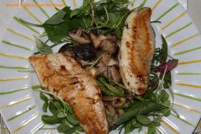 Filets de rouget sur champignons et petite salade