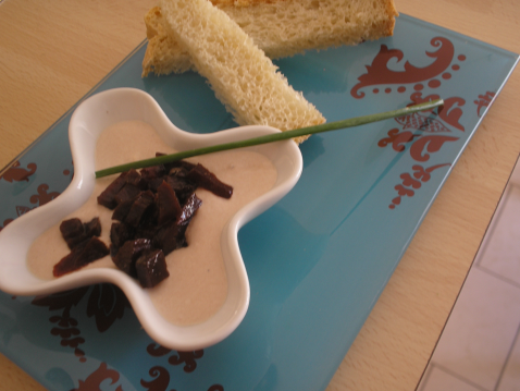 Verrines ou petites coupelles: mousse de thon et tartare de betteraves à la coriandre