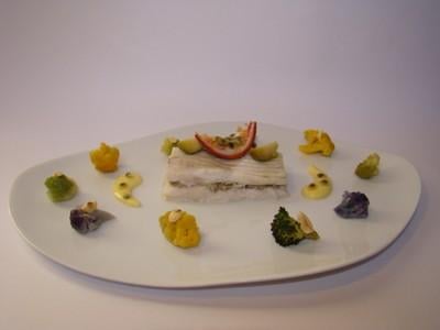 Mille-feuille de raie à l'anchoïade, farandole de choux aux éclats de noisettes, beurre blanc passion