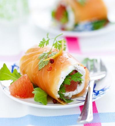 Roulés de saumon marinés aux herbes, farci de chèvre frais et pamplemousse de Floride aux baies roses