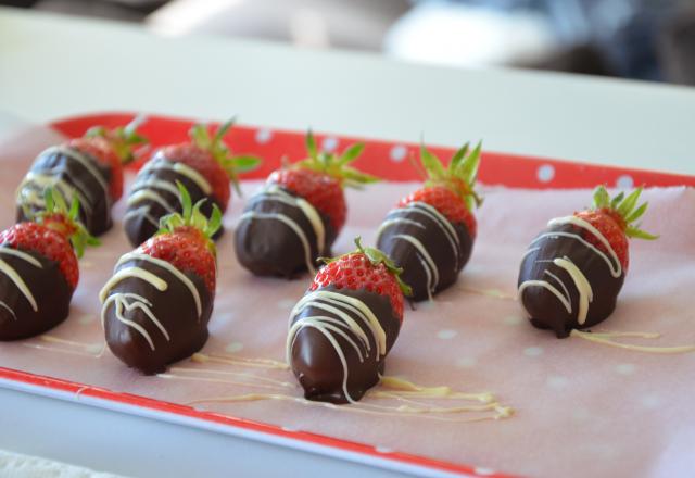 Fraises zébrées au chocolat