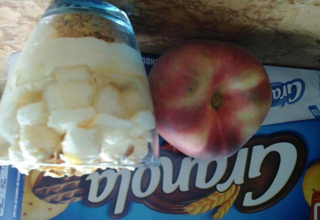 Verrine d'été à la pêche et aux biscuits