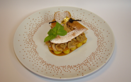 Cœur de mille-feuille à la mangue, vanille et spéculos