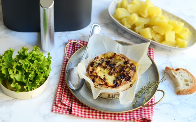 Comment faire un camembert rôti au Air Fryer, une méthode simple pour avoir un fromage bien fondant en quelques minutes