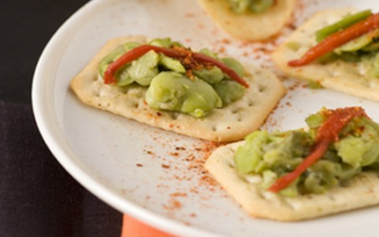 Bouchées de fèves sur lit de crackers