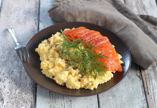 Œufs brouillés et gravlax de saumon