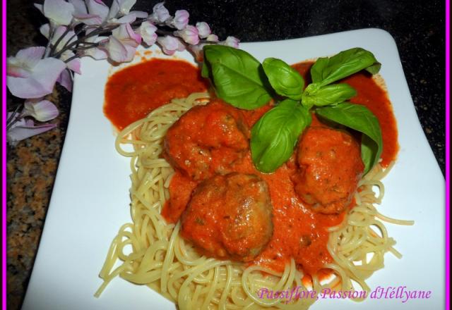 Spaghetti aux boulettes avec sa sauce tomate, lait de coco et amande.