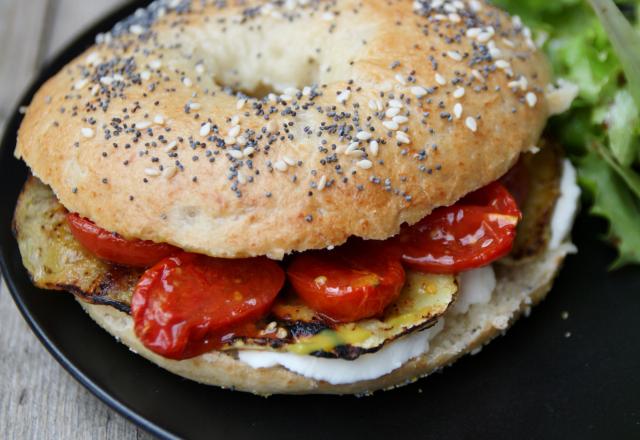 Bagel végétarien : mozzarella, aubergines et tomates confites