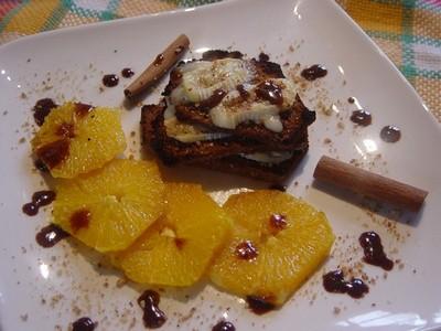 Mille feuilles de pain d'épices au miel de sarrazin, au pralin et au fromage de brebis accompagné de son émincé d'oranges caramélisées