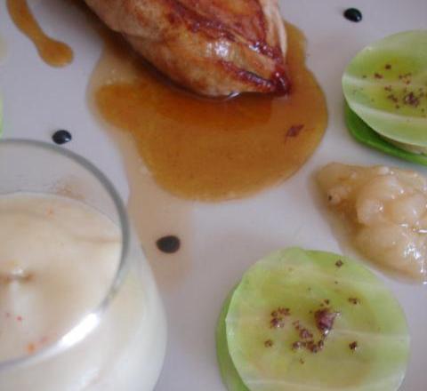 Suprême de pintade rôtie, jus réduit à l'ail de Lomagne et Floc de Gascogne, servie avec sa purée d'ail de Lomagne et son condiment à la poire, palets de foie gras du Gers en chou vert