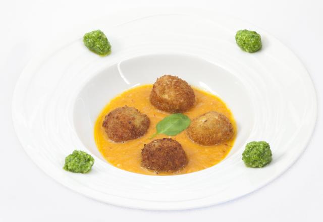 Cromesquis d'escargots au coulis de piquillos, pesto d'épinards