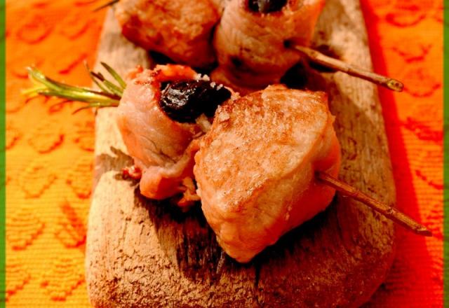 Brochette lard, pruneau et cochon