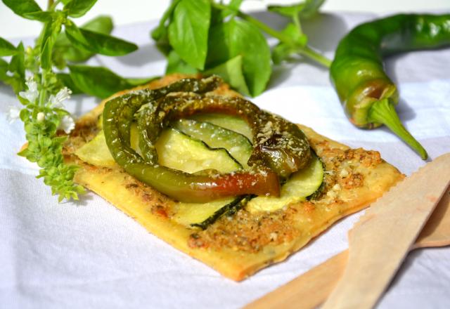 Tarte fine aux courgettes et piments doux sautés et au pesto de basilic