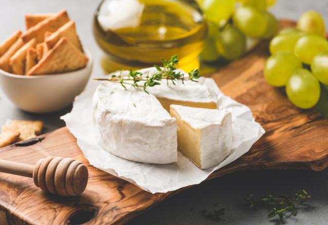 Mieux que la crème brûlée, voici la recette express et économique de Brie brûlé, parfaite pour sublimer vos planches apéritives !