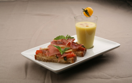 Gaspacho de tomates jaunes, brucchetta tomate mozza et jambon d'Aoste