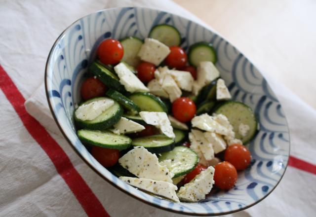 Salade croquante de jeunes courgettes, tomates cerises et feta