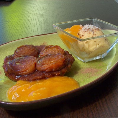 Tarte tatin d'abricots épicée accompagnée de sa glace et de son coulis