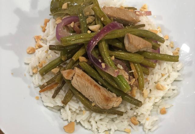 Dinde sautée au gingembre, haricots verts et riz parfumé au combawa