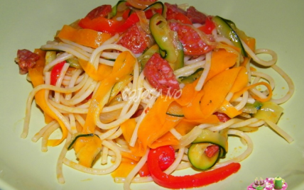 Spaghetti au chorizo et tagliatelles de légumes