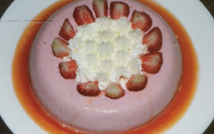 Bavarois aux fraises sans biscuit mais avec chantilly