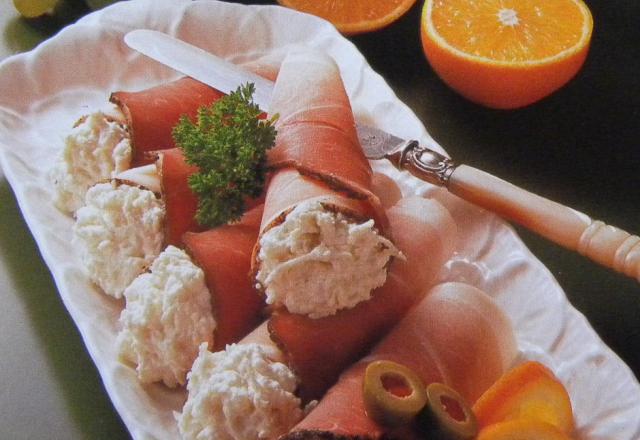 Petits rouleaux de jambon cuit farci de crème fouettée avec du raifort râpé