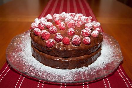 Gâteau aux framboises fourre au chocolat