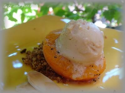 Glace au turron sur abricot poché et crumble aux nonnettes