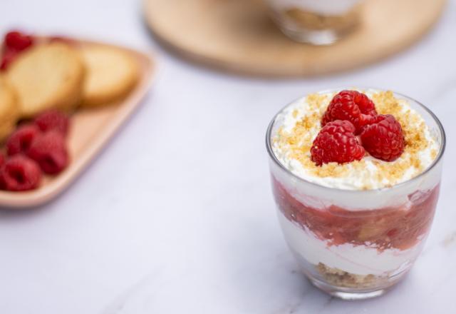 Verrine de cheesecake, compote rhubarbe et framboises