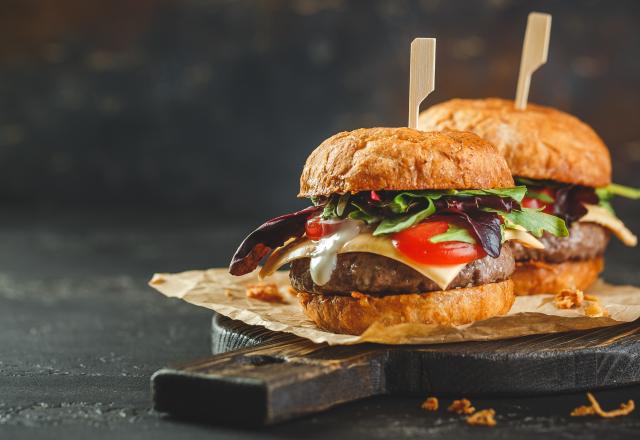 François-Régis Gaudry en quête du meilleur burger de Paris dans l’émission Très Très Bon ce samedi !