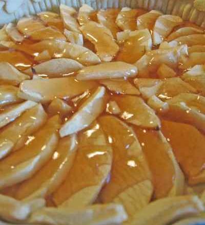 Tarte aux pommes nappée de gelée