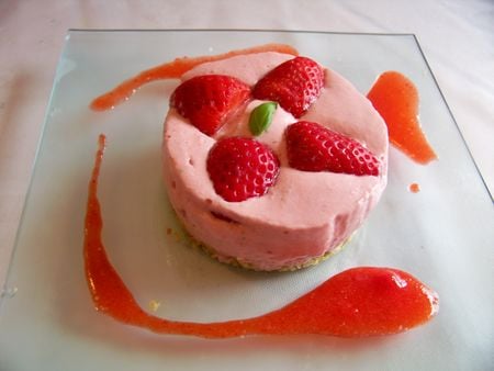 Entremet fraise basilic ! car enfin il fait beau et les fraises sont la!