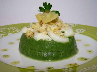 Effeuillé de cabillaud, purée verte et émiettée de crumble au citron confit et persil