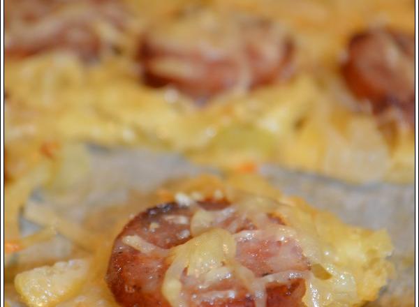 Bouchées feuilletées aux oignons, saucisses et fromage