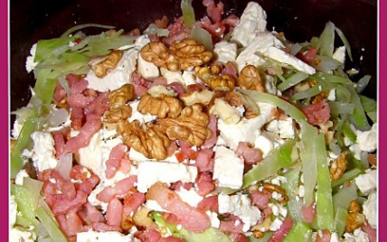 Salade de chou, noix, lardons, feta.