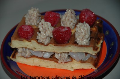 Millefeuille de gaufres à la frangipane parfumée à l'eau de rose, purée de litchis et framboises