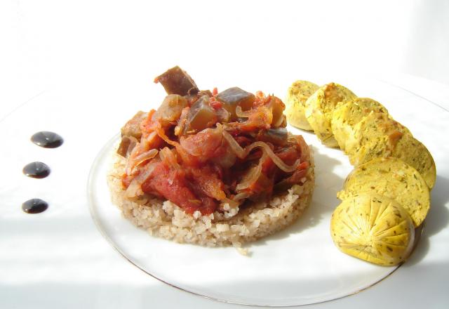 Aubergine à la tomate sur boulghour de sarrasin, tofinelle curry et sésame