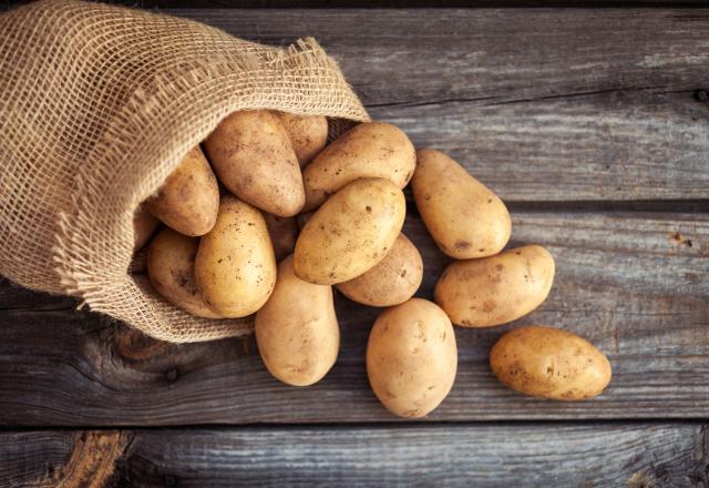 Avec quels autres aliments conserver les pommes de terre pour qu'elles durent plus longtemps ?