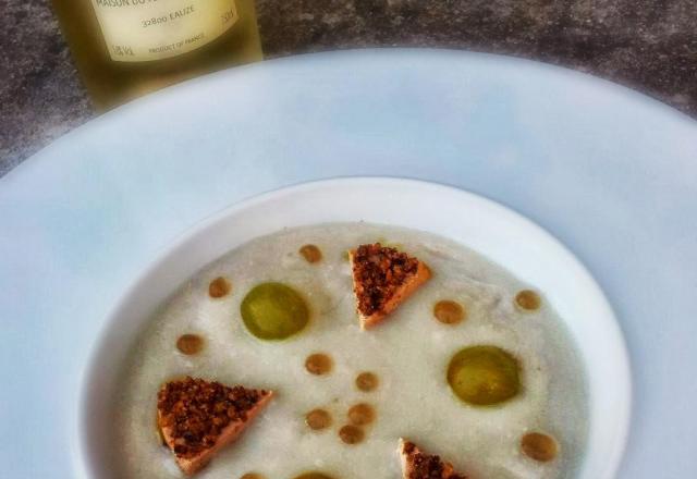 Gazpacho blanc, sphères au Floc de Gascogne et foie gras praliné