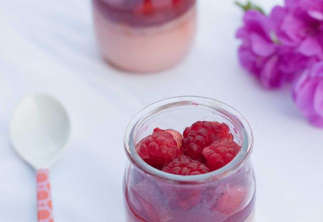 Petits pots de crème géranium et salade de fruits rouges