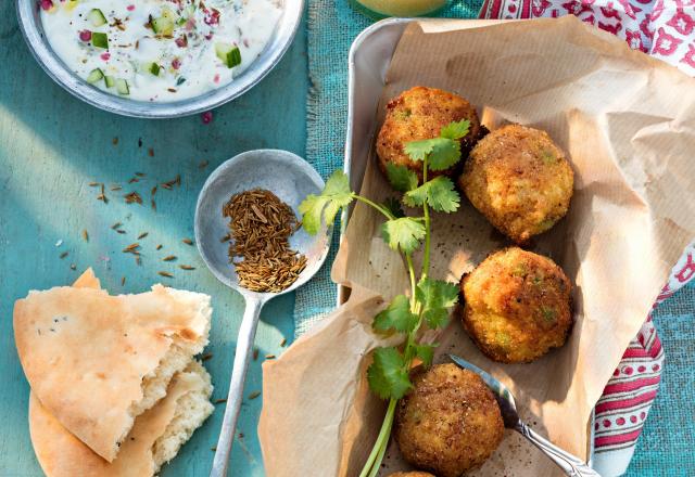 Bouchées à l'indienne et raïta de concombre