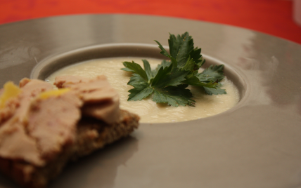 Potage de céleri-rave et foie gras