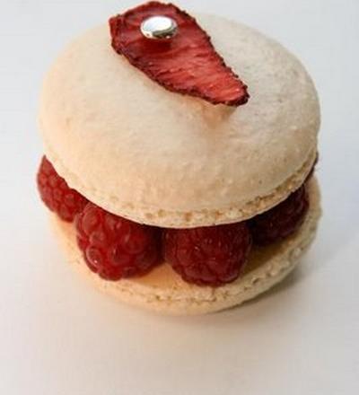 Macaron au chocolat blanc et aux framboises