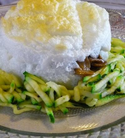 Œufs soufflés aux cèpes sur nid de courgettes