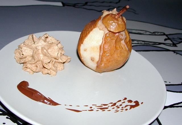 Poire rôtie, crème chantilly aux amandes grillées & chocolat fondant