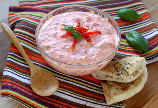 Oubliez les poivrons grillés, misez plutôt sur cette tartinade poivron-feta pour vos prochains apéritifs !